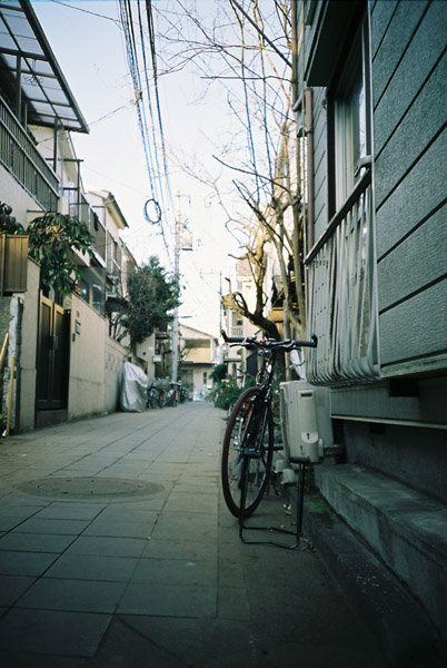 冬の細道と自転車